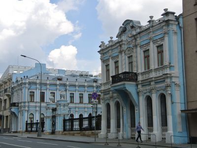 Дом Орлова-Денисова с двумя боковыми флигелями