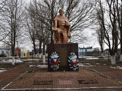 Братская могила советских воинов, погибших в боях с фашистскими захватчиками в 1943 году. Захоронено 17 человек, имена установлены. Скульптура: Скорбящая мать