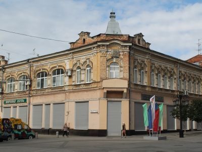 Жилой дом с лавкой на усадьбе С.Б.Сивинцева