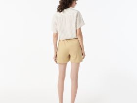 Женские короткие однотонные шорты Lacoste