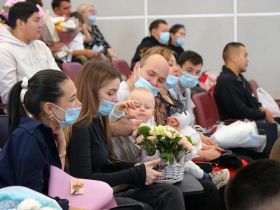 Двенадцать малышей, родившихся в День города Якутска, выписали сегодня