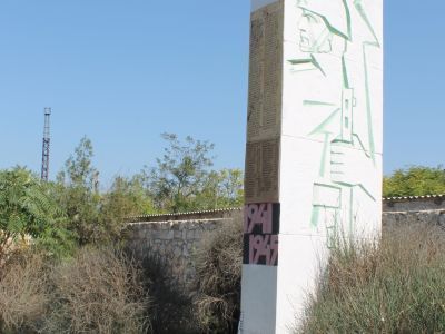 Памятный знак в честь воинов-односельчан, погибших в годы Великой Отечественной войны и могила советского моряка Г.И.Мельникова