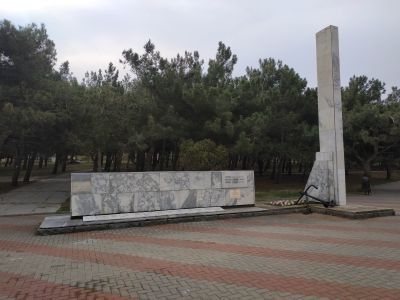 Памятник рыбакам совхоза "Парижская Коммуна", погибшим во время шторма в 1967 г.