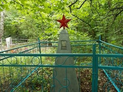 Братская могила 2 советских воинов