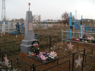 Могила Лысенко К.Ф. и неизвестных воинов Советской Армии, погибших в боях за Родину  в 1942 г.