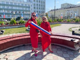 По центру Якутска прошли около 130 женщин в красном