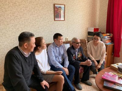 Почет и уважение: Сотрудники Алмазэргиэнбанка поздравили ветеранов с Днем Победы