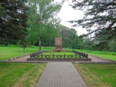 Братская могила советских воинов, 1941-1942 гг. Памятник над братской могилой, 1957 г., архитектор И.А. Француз