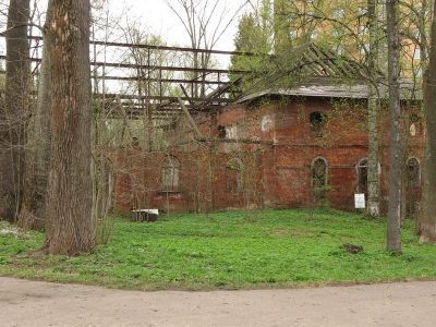 Дом, где  в 1941-44 гг. жили авиаторы, защищавшие Ленинград; среди них – многие Герои Советского Союза: Бунимович Ю.З., Колесник П.А., Преображенский Е.Н., Чванов В.Г. и другие