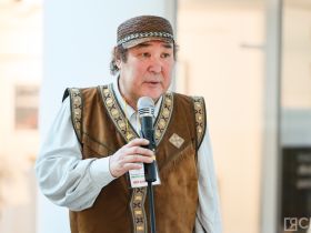 Более 70 кузнецов демонстрируют возможности якутских ножей, разрезая войлок, кости и дерево