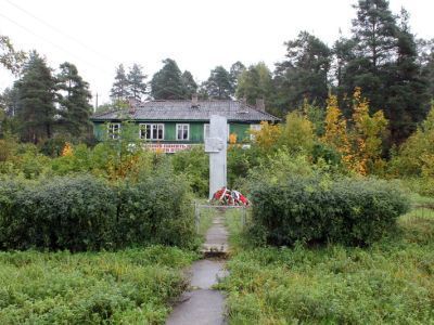 Памятник-стела Герою Советского Союза Лисицыной Анне Михайловне (1922-1942), погибшей в зоне этого поселка, при переправе через р. Свирь в 1942 г.