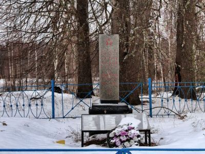 Воинское кладбище, где похоронены воины Советской Армии, погибшие в боях за освобождение Холмского района от немецко-фашистских захватчиков в период Великой Отечественной войны