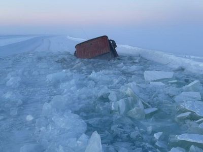 Провалившийся под лед самосвал вез уголь в село Усть-Алданского района Якутии