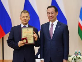 Айсен Николаев наградил выдающихся ученых Якутии