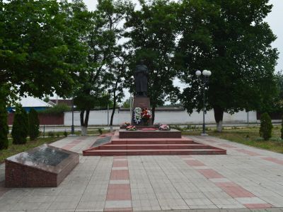 Братская могила советских воинов, погибших в боях с фашистскими захватчиками в 1943 году. Захоронено 66 человек, имена 14 человек установлены. Скульптура советского воина