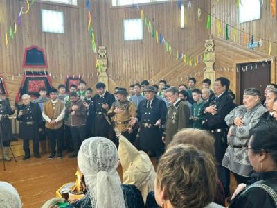 В Хангаласском районе в конкурсе «Бөртө Оһуокай» лучший запевала выиграл жеребенка