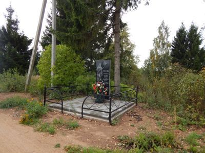 Братская могила воинов Советской Армии, погибших в боях с немецко-фашистскими захватчиками в 1941-1943 гг.