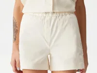 Женские короткие однотонные шорты Lacoste