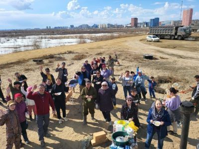 Активисты 203 микрорайона провели субботник на улице Ефимова в Якутске