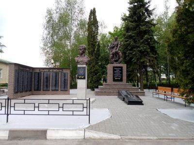 Братская могила советских воинов, погибших в боях с фашистскими захватчиками в 1943 году. Захоронено 24 человека, имена установлены. Скульптура советского воина