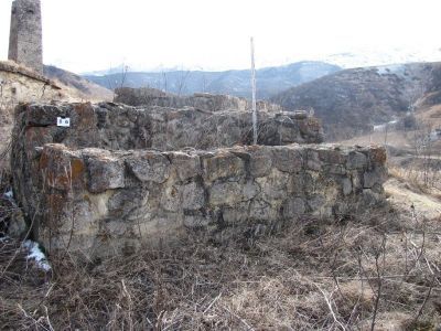 Склеп полуподземный с гладкой фасадной стеной (основание) 3