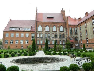 Здание школы им. Фридриха Вильгельма I с фреской в актовом зале