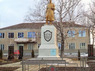 Братская могила красноармейцев, погибших в годы гражданской войны, и советских воинов, погибших в годы Великой Отечественной войны