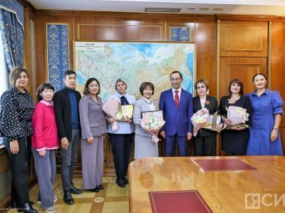 Айсен Николаев поздравил победителей конкурса лучших практик наставничества