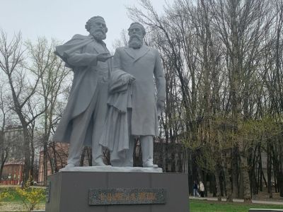 Памятный знак в честь К.Маркса и Ф.Энгельса
