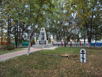 Памятник-обелиск на братской могиле воинов Советской Армии, умерших  от ран в эвакогоспиталях г. Стерлитамака в 1941-45 г.г.