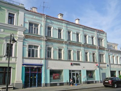 Жилой дом с лавками, начало XIX в., 1857 г., 1880 г. В 1917 - 1930 гг. здесь жил русский советский художник, реставратор, искусствовед, музейный деятель, педагог И.Э.Грабарь