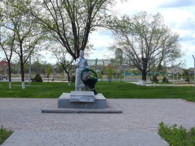 Братская могила советских воинов, погибших при налете фашистской авиации