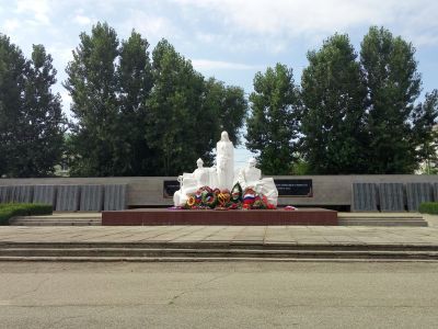 Братская могила воинов Советской Армии, красных партизан и мирных жителей, павших смертью храбрых в годы гражданской и Великой Отечественной войны