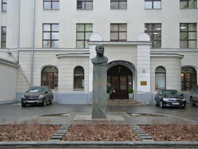 Памятник А.Л.Мясникову