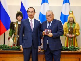 Айсен Николаев вручил государственные награды отличившимся якутянам