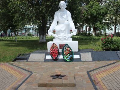 Братская могила советских воинов, погибших в боях с фашистскими захватчиками в 1943 году. Захоронено 55 человек, установлены имена 55 человек. Обелиск