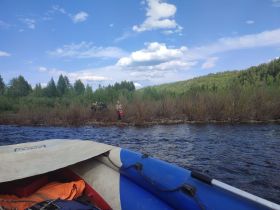 В Нерюнгри спасли мужчину и ребенка, застрявших на островке из-за подъема воды в реке