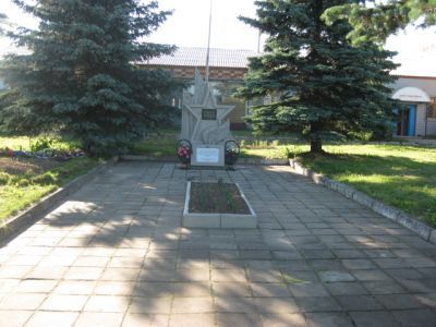 Братская могила воинов Советской Армии, погибших в 1941-1943 гг. в боях с немецко-фашистскими захватчиками. Установлен обелиск