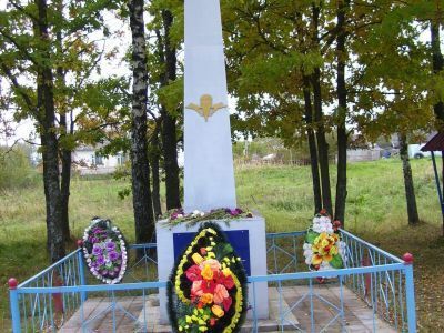 Памятное место, где в январе 1942 г. вела боевые действия 8-я воздушнодесантная бригада. Установлен обелиск