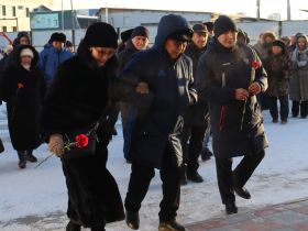 В преддверии турнира Дмитрия Коркина в Якутске возложили цветы к его памятнику