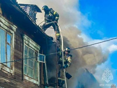Пожар вспыхнул в двухэтажном доме по улице Жорницкого в Якутске