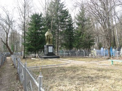 Мемориал на 190 захоронений воинов, умерших от ран в эвакогоспиталях, со скульптурой "Воин с мальчиком"