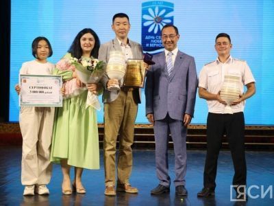 Айсен Николаев вручил 3 миллиона рублей семье миллионного жителя Якутии