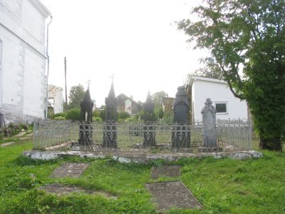 Надгробия на могиле купцов Юргановых