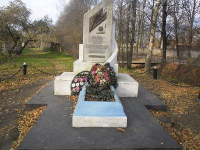 Могила Романенко Александра Феофиловича  (1923-1944) и Царькова Сергея Гавриловича (1921-1944), летчиков, повторивших подвиг Н.Гастелло