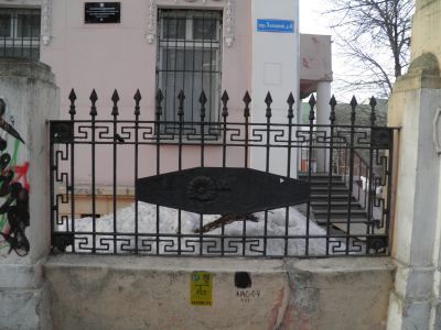 Ограда с кованой решеткой