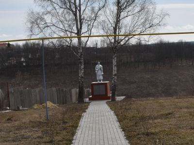 Братская могила советских воинов, погибших в боях с фашистскими захватчиками. Захоронено 47 человек, имена установлены. Скульптура советского воина