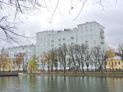 Доходный дом, 1908 г., 1944 г., архитекторы Л.В.Кравецкий, П.К.Микини, Б.Л.Топазов, художник С.И.Вашков