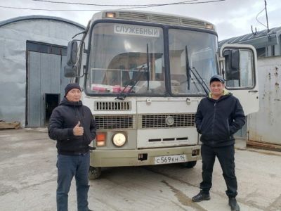 В Якутии социальный центр передал автобус для бойцов СВО