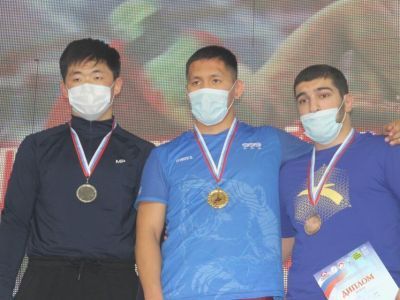 Сборная Якутии завоевала семь золотых медалей первенства ДФО по вольной борьбе